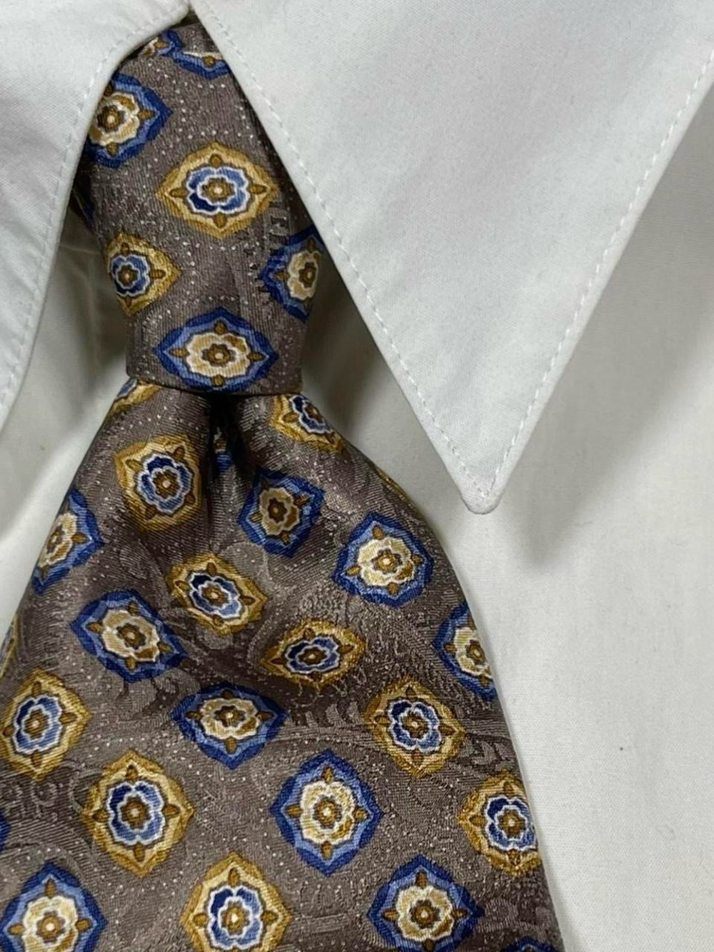 Robert Talbott SILK Tie Brown w/Blue & Gold Medallions  Paisley Print L58" W3.5"